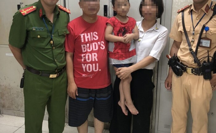 CSGT Hà Nội giúp cháu bé 5 tuổi đi lạc về nhà