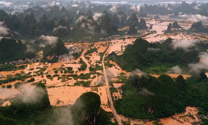 Trung Quốc mưa lũ bất thường, hơn 100 người chết, mất tích