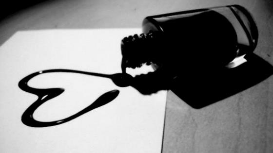 Dấu chấm đen trên tờ giấy trắng