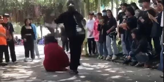 Vụ clip thiếu nữ mặc áo đỏ bị cô gái áo đen đánh dã man: Người đánh là ai?