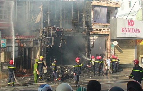 Cháy lớn thiêu rụi shop thời trang ở Thừa Thiên Huế