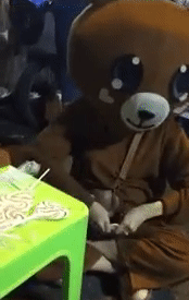   Cô gái bị ép ăn 10 chiếc kẹo mút để lấy 150 nghìn đồng, gia cảnh khốn khó khiến ai cũng phải rơi nước mắt