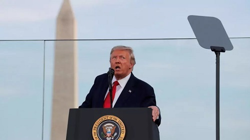 Ông Trump dọa cắt ngân sách liên bang nếu các trường học không chịu mở cửa