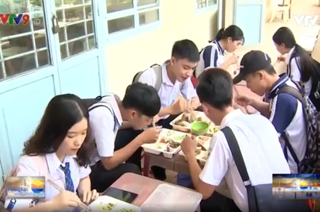 Ấm lòng bữa cơm tiếp sức cho học sinh vượt vũ môn thành công