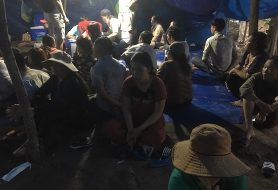 Cảnh sát ngâm mình dưới bùn, phá tụ điểm đánh bạc