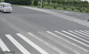 Video: SUV đâm xe tải van vỡ nát giữa ngã tư, tài xế thoát chết thần kỳ