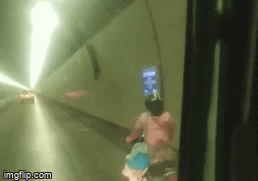 Người phụ nữ một mình phóng xe máy vun vút trong hầm Hải Vân, vượt 3 chốt chặn