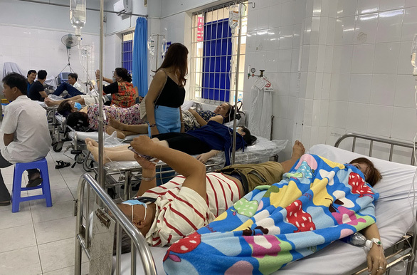 Sau tiệc hội nghị khách hàng, gần 100 người nhập viện do nghi ngộ độc