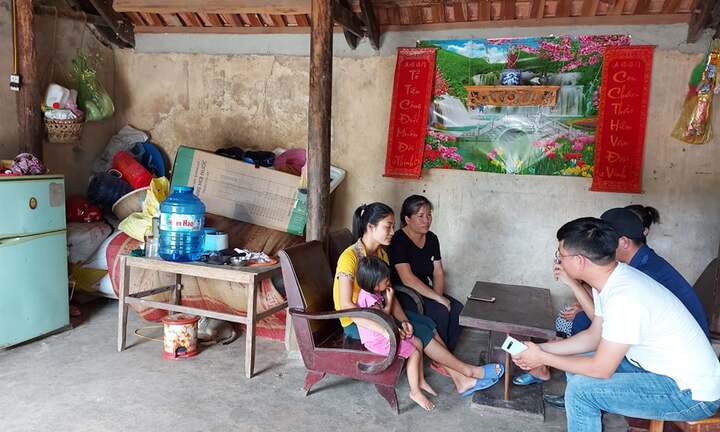 Biết tin chồng dương tính Covid-19, người vợ trẻ ôm con khóc òa trong căn nhà dột