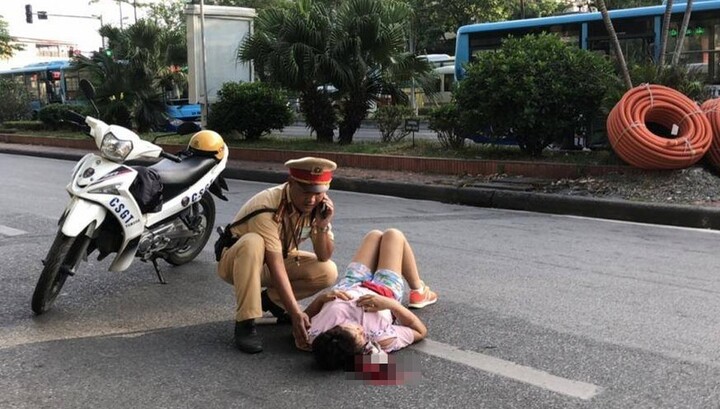 Tin tai nạn giao thông mới nhất ngày 19/7/2020: Giật mình vì tiếng còi xe, người phụ nữ ngã ra đường Hà Nội nguy kịch?