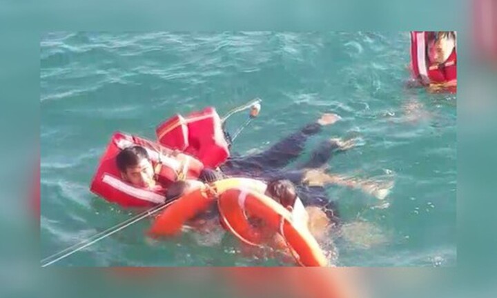 Cà Mau: Cứu sống 2 ngư phủ nhảy xuống biển từ tàu cá