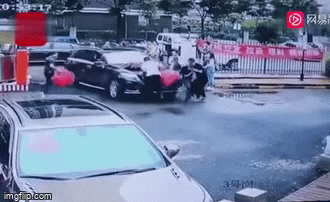 Xe hoa mất lái đâm tử vong 2 đứa trẻ, cô dâu chú rể vẫn thản nhiên vào lễ đường