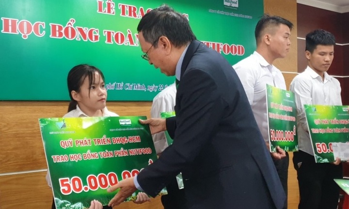 Nutifood trao học bổng toàn phần cho sinh viên Đại học Quốc gia TP.HCM