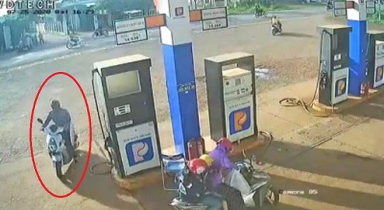 Tin tức pháp luật mới nhất ngày 27/7/2020: Công an truy tìm người nhặt cọc tiền của nhân viên cây xăng