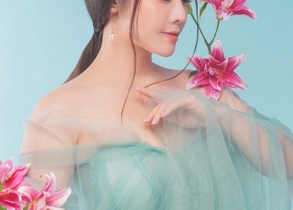 Giữa ồn ào với Hồ Gia Hùng, Nhật Kim Anh “nối gót” Titi (HKT) “nhá hàng” sản phẩm mới