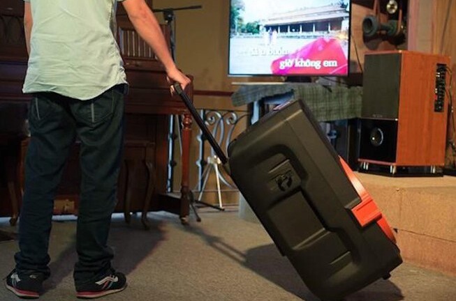 Bị nhắc tắt loa kẹo kéo, nhóm nhậu đánh công an, nhốt dân phòng