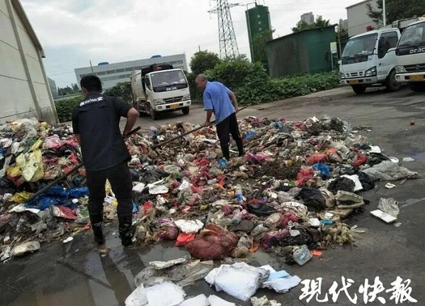 Lục tìm hơn 8 tấn rác, công nhân vệ sinh tìm thấy giấy báo trúng tuyển đại học bị mất cho nam sinh