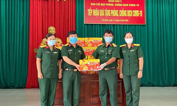 72.000 sản phẩm Trà Thanh Nhiệt Dr Thanh tiếp tục tiếp sức đồng bào, chiến sĩ tại Quân khu 5 và Quân khu 7