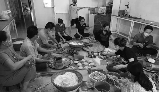 Người đàn ông huy động mẹ đẻ, mẹ vợ gói bánh gửi “tuyến đầu chống giặc Covid -19”