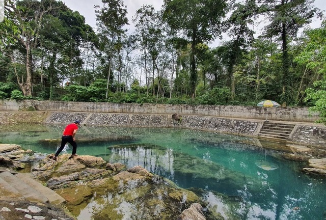 Phó trưởng Công an xã lao xuống khe nước cứu nữ sinh 13 tuổi thoát chết trong gang tấc