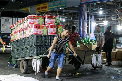 Trải lòng của những nữ cửu vạn “oằn mình” mưu sinh trong đêm khi Covid diễn biến phức tạp