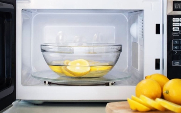 Cách đơn giản khiến chiếc lò vi sóng lâu ngày hết sạch mùi