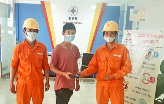 Nhân viên điện lực trả lại ví tiền cho người đánh rơi