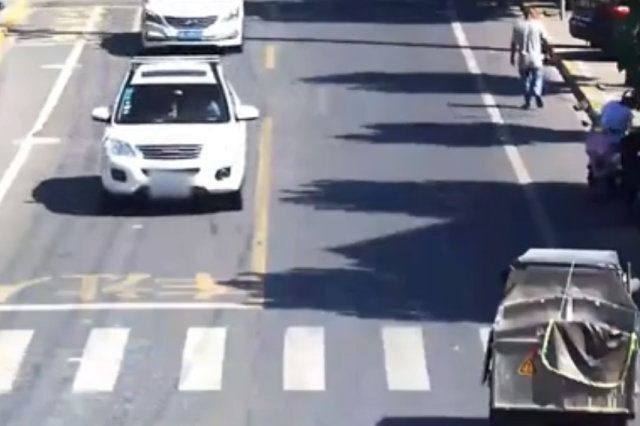 Video: Xe ô tô chở bình khí nén bất ngờ phát nổ trên đường 