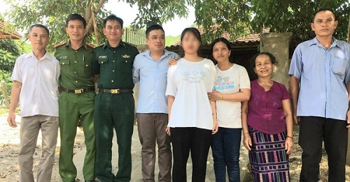 Bé gái bị bắt cóc năm 13 tuổi được đoàn viên sau 10 năm xa cách