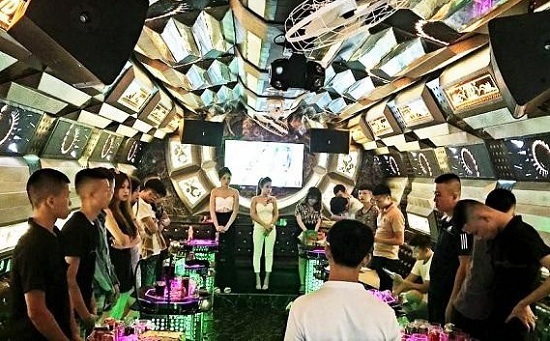 Hà Tĩnh: Phát hiện 13 nam nữ bay lắc trong tiếng nhạc chát chúa tại quán karaoke Thiên Đường
