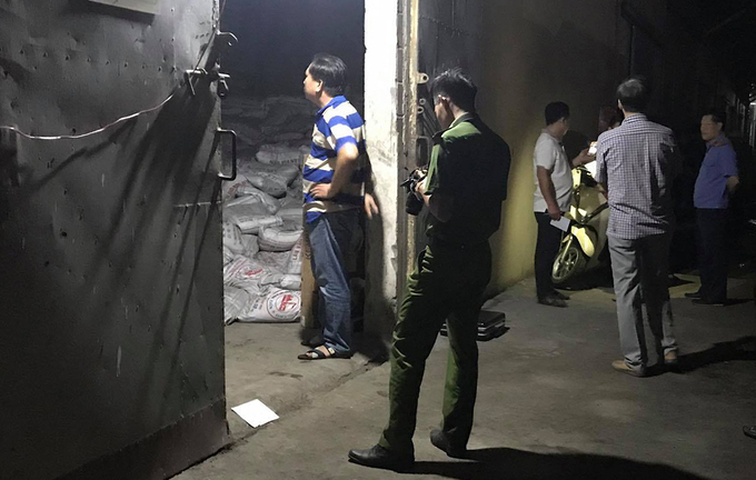 Vụ hàng trăm bao phân trong kho Sóng Thần đổ sập, đè 2 người chết: Lật từng bao tìm kiếm nạn nhân