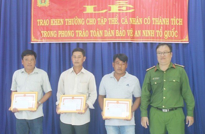 3 nông dân dũng cảm bắt cướp