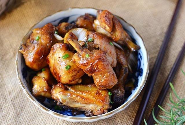 Đổi món với gà chiên sốt dầu hào đậm đà, vét sạch nồi cơm vẫn thấy thèm