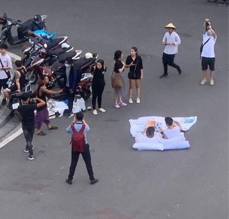 Chụp ảnh cưới phong cách “chăn gối” giữa phố: Liệu có phù hợp với văn hóa người Việt?