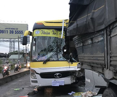 Xe giường nằm tông thẳng đuôi xe tải, lái xe tử vong tại chỗ