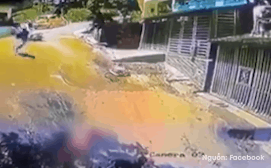 Clip: Chàng trai vứt xe máy giữa đường, cứu em bé đang trôi xuống dốc
