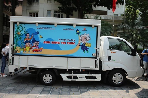 Xe thư viện lưu động mang những cuốn sách hay tới các em nhỏ