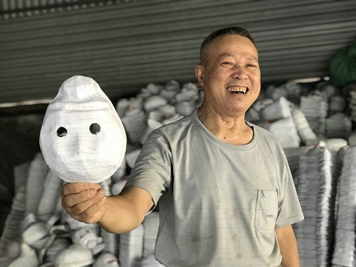 Chuyện về nghệ nhân gần nửa thế kỷ làm đồ chơi Trung Thu truyền thống ở làng Ông Hảo