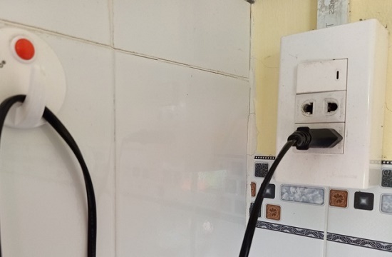 Bé trai 14 tuổi bị điện giật tử vong vì chiếc ấm bị rò điện