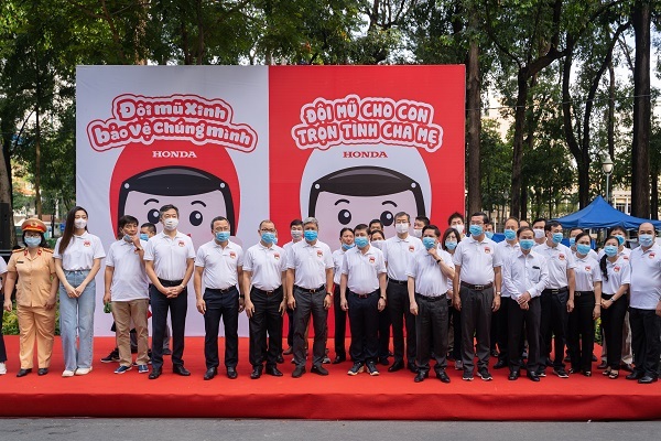 Sự kiện đi bộ vận động toàn dân đội mũ bảo hiểm cho trẻ em:“Đội mũ cho con – trọn tình cha mẹ”