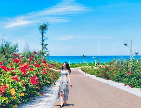 “Du hí” Quy Nhơn: nhất định phải check-in con đường hoa ven biển vạn người mê