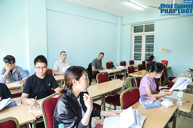 Cận cảnh lớp học tiếng Việt của sinh viên nước ngoài: U40 vẫn miệt mài làm bài tập ngữ pháp