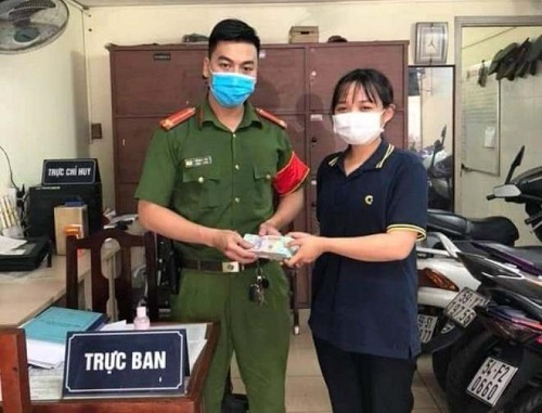 Nữ sinh nhặt được 200 triệu đồng giao nộp công an nhờ tìm người đánh mất