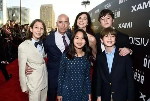 Cô gái may mắn nhất thế gian: Từ bị bỏ rơi thành con nuôi được cưng chiều của người giàu nhất thế giới