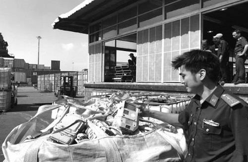 Hé lộ bí mật trong 3 xe ô tô chở hơn 1.000 sản phẩm điện máy và những thủ đoạn buôn lậu