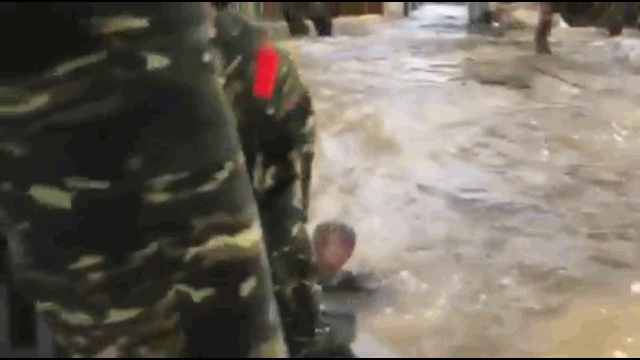 Tin tức đời sống mới nhất ngày 26/10/2020: Xót xa cảnh bé trai bơi giữa dòng nước lũ nhận đồ cứu trợ