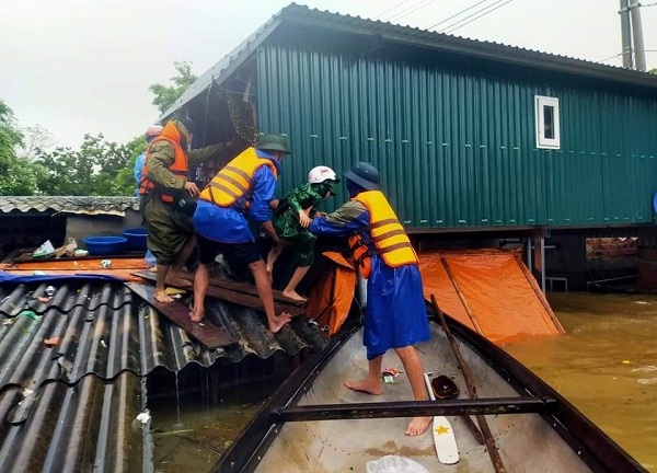 Tiềm ẩn nhiều nguy cơ về sức khỏe từ dòng nước lũ