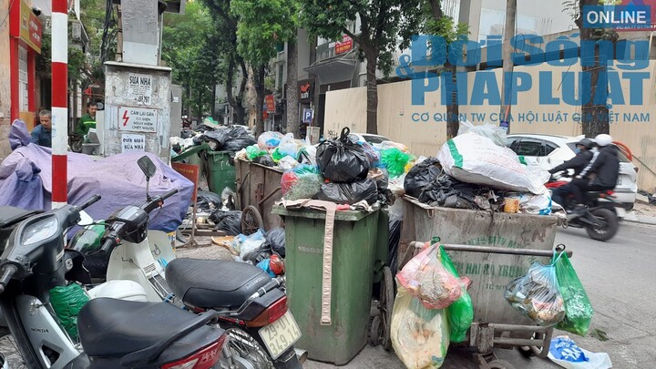 Hà Nội ùn ứ rác thải: Chất cao hơn nóc xe taxi, mùi hôi tanh khiến người sống gần khổ sở
