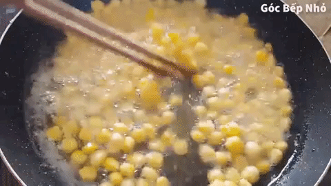 Không cần ra ngoài hàng, mẹ cũng có thể làm món ngô chiên cực ngon cho các nhóc tì