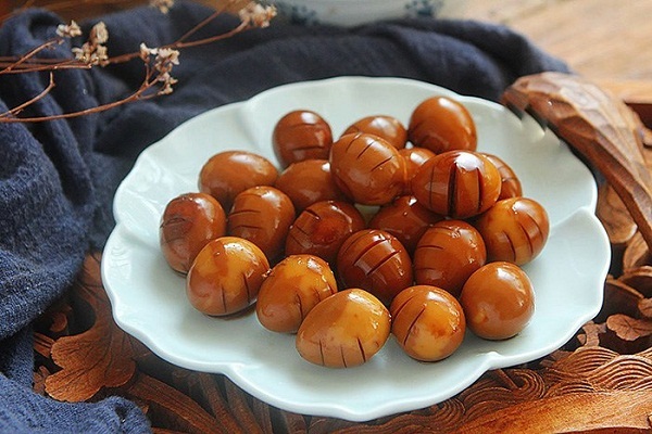 Không cần nước, chỉ cần cho lon này vào om được ngay món trứng cút ngon không tưởng